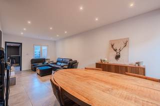 Ontdek deze mooi gerenoveerde halfopen bebouwing te koop langs de Pycke de ten Aerdelaan 35 te Mariakerke (Oostende). Hier geniet u van comfort en rust nabij alle voorzieningen, scholen en openbaar vervoer. De woning werd recent gerenoveerd (2025), is volledig instapklaar en beschikt over een nieuw geïsoleerd plat dak. <br /><br />Indeling:<br />* Gelijkvloers<br />- inkomhal <br />- ruime en lichtrijke leefruimte<br />- keuken voorzien van een vaatwasmachine, koelkast met vriesvakje, microgolf, keramische kookplaat en een spoeltafel<br />- badkamer voorzien van een ligbad met douchescherm, badkamermeubel met lavabo en toilet<br />- aparte berging met aansluiting voor een wasmachine <br />- stadskoer (14m²)<br />- buitenberging<br /><br />* 1ste verdieping<br />- slaapkamer 1 (12m²)<br />- slaapkamer 2 (25m²) voorzien van elektrische rolluiken<br /><br />De woning is actueel verhuurd aan € 850/maand, maar kan vrij zijn bij de akte.<br /><br />Troeven:<br />- rustige ligging in een kindvriendelijke buurt<br />- laag kadastraal inkomen<br />- recent gerenoveerd (2025) <br />- twee volwaardige slaapkamers<br />- gezellige stadskoer en zonnige voortuin<br /><br />Bent u op zoek naar een instapklare woning te koop in een rustige, kindvriendelijke buurt te Mariakerke, Oostende? Contacteer ons snel voor een bezoek ter plaatse!<br /><br />Bestuursmaatregelen in het maatregelenregister: nee<br /><br />Deze AI-visualisaties zijn bedoeld als inspiratie. Er werd geen rekening gehouden met technische specificaties, stedenbouwkundige voorschriften of de concrete mogelijkheden tot realisatie.