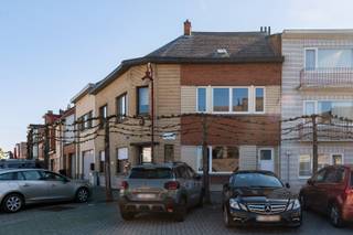 Te renoveren woning met karakter in het hart van Scherpenheuvel<br />Bent u op zoek naar een woning die u naar eigen smaak kan opfrissen? Deze karaktervolle woning, gelegen in het bruisende centrum van Scherpenheuvel op slechts 150 meter van de basiliek, biedt tal van mogelijkheden voor wie op zoek is naar een interessante investering of een eerste woning.<br /><br />Bij het betreden van de woning valt meteen de ruime inkomhal op, die samen met de hoge plafonds zorgt voor een aangenaam gevoel van ruimte en authenticiteit. De woning beschikt momenteel over twee slaapkamers, met de mogelijkheid om een derde slaapkamer te creëren – ideaal voor gezinnen of wie extra ruimte wenst.<br /><br />Daarnaast beschikt de woning over een kelder, wat extra bergruimte biedt. Achteraan is er bovendien de mogelijkheid om een gezellig stadstuintje aan te leggen, perfect om een eigen buitenruimte te creëren in het centrum.<br /><br />Een extra troef: de woning is reeds uitgerust met een nieuwe condensatieketel. Met een beperkte bijkomende ingreep, zoals het isoleren van het dak, kan u bovendien een EPC-label D behalen, wat deze woning ook energetisch interessant maakt.<br /><br />Gelegen in een levendige omgeving met gezellige cafés en restaurants op wandelafstand, geniet u hier van een unieke combinatie van centraal wonen en een rijke historische omgeving.<br /><br />Parkeren kan eenvoudig met een bewonerskaart, en er is een laadpaal aanwezig op het openbaar domein vlak voor de woning.<br /><br />Kortom, een woning boordevol potentieel op een topligging, perfect voor renovatieliefhebbers die hun eigen droomwoning willen realiseren.<br />Interesse? Neem contact op voor meer informatie of een bezoek!<br /> 