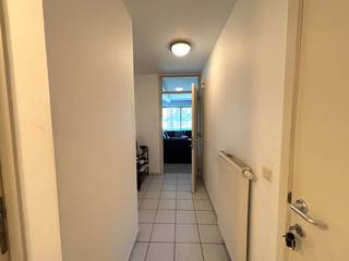Op zoek naar een aangename plek om te huren op een absolute toplocatie? Dit gelijkvloerse appartement te huur in Hasselt biedt het beste van twee werelden: de dynamiek van de binnenstad en de rust van een residentiële wijk.<br /><br />Dankzij de centrale ligging in de Willekensmolenstraat bevindt u zich op wandelafstand van scholen, winkels en het openbaar vervoer. Zo geniet u dagelijks van een uitstekende bereikbaarheid en alle nodige voorzieningen binnen handbereik. Dit maakt het huren van dit pand een slimme keuze voor wie comfortabel wil wonen.<br /><br />Indeling: <br />- Inkomhal<br />- Woonkamer<br />- Keuken <br />- 2 Ruime slaapkamers <br />- Badkamer <br />- Toilet <br />- Berging<br />- Terras<br /><br />De snelste manier om een bezoek te brengen aan dit appartement? Vraag je bezoek aan via de rode knop op onze website (www.dewaele.com).<br /><br />Telefonisch kunnen er geen afspraken gemaakt worden. Bij andere vragen kun je ons telefonisch contacteren via 011 30 50 50.<br /><br />Tot binnenkort<br />