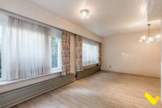 Deze halfopen bebouwing ligt in een autoluwe straat op een perceel 675 m².We hebben op het gelijkvloers een ruime leefplaats, een toilet, een...