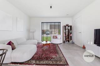 <p><span>ENERGIEZUINIGE OPEN BEBOUWING MET 3 SLKS</span></p><p><span> </span></p><p><span>In het rustige &amp; groene Munsterbilzen, deelgemeente van de stad Bilzen-Hoeselt treffen wij de verkaveling “Munstergaarde” aan. Wij bevinden ons op enkele minuten van het centrum van Bilzen waardoor lokale handelaars, supermarkten, scholen, … snel bereikbaar zijn. Leuk detail is de nabijheid van verschillende verbindingswegen waardoor deze woning ideaal is voor wie belang hecht aan vlotte verplaatsingen naar omliggende steden en gemeenten. </span></p><p><span> </span></p><p><span>Wij betreden de woning via de voordeur die ons toegang geeft tot de inkomhal. Hier treffen wij een gastentoilet met handspoelbakje aan. Via de inkomhal begeven wij ons naar de leefruimte met een volledig uitgeruste en open keuken die via het schuifraam toegang geeft tot het terras en de tuin. Ideaal is de berging gelegen naast de keuken. Deze doet enerzijds dienst als voorraadkamer en anderzijds als wasruimte. </span></p><p><span> </span></p><p><span>Nadat wij de benedenverdieping hebben ontdekt begeven wij ons via de trap in de leefruimte naar de eerste verdieping. Toegekomen op de nachthal krijgen wij toegang tot maar liefst drie slaapkamers waarvan één met toegang tot de bergzolder via het zolderluik. Als laatste ontdekken wij de volledig uitgeruste badkamer met een douche, een lavabomeubel en een tweede apart toilet. </span></p><p><span> </span></p><p><span>Troeven:<br />- Energiezuinige woning<br />- Onderhoudsvriendelijke tuin met terras<br />- Parkeergelegenheid aan de woning<br />- Aanwezigheid van nieuwste technieken zoals zonnepanelen, regenwaterrecuperatie, …</span></p><p><span> </span></p><p><span>KORT SAMENGEVAT</span><span>:</span></p><p><span>Vraagprijs: € 427.000,00</span></p><p><span>Verkoop onder registratierechten (2% of 12%)</span></p><p><span> </span></p><p><span>Op dit moment is deze woning verhuurd, ideaal als  investering of voor eigen bewoning.</span></p><p><span> </span></p><p><span>Nieuwsgierig om deze knappe woning te ontdekken? Vraag dan snel een bezoek aan via info@canius.be of contacteer één van onze medewerkers op het nummer 011 74 12 36 om samen deze woning te ontdekken.  </span></p><p><span> </span></p><p><span>De vermelde oppervlaktes zijn slechts een indicatie. Canius Real Estate kan niet verantwoordelijk gesteld worden voor de juistheid van de door zijn verstrekte gegevens.</span></p><p><span> </span></p>