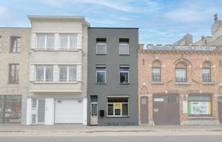 In het centrum van Blankenberge, op wandelafstand van winkels, openbaar vervoer en de zeedijk, bevindt zich deze charmante en deels gerenoveerde rijwoning. Deze woning combineert een praktische indeling met verrassend veel ruimte.<br /><br />Via de inkomhal met ingemaakte kasten en houten trap betreedt u de lichtrijke woonkamer (ca. 22 m²) met elektrische rolluiken. Aansluitend bevindt zich de ruime keuken (ca. 14 m²), uitgerust met dubbele spoelbak, vaatwasser (AEG), oven (Smeg), gasfornuis, dampkap en dakkoepel die zorgt voor extra lichtinval.<br /><br />Op het tussenverdiep bevindt zich een handige berging met toilet, aansluiting voor wasmachine en droogkast en cv-ketel (Vaillant). De eerste verdieping omvat een ruime badkamer met dubbel lavabomeubel, douchecabine en aansluitingen voor een bad, alsook een volwaardige slaapkamer (ca. 18 m²) met laminaatvloer en elektrische rolluiken.<br /><br />Via het tweede tussenverdiep bereikt u het aangename terras in bankirai. De tweede verdieping (ca. 29 m²) biedt mogelijkheden tot het creëren van twee extra slaapkamers en geeft ook toegang tot de zolder.<br /><br />De woning biedt enorm veel mogelijkheden, zowel als vaste woonst, tweede verblijf of investering aan zee. Aarzel niet en contacteer ons vandaag nog voor een bezoek ter plaatse!<br /><br />Neem voorsprong met een vrijblijvende en gratis schatting van uw eigendom via:<br />http://www.residentievastgoed.be/gratisonlineschatten