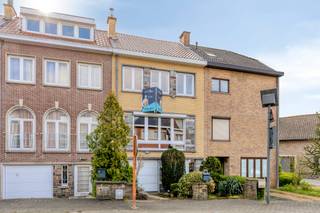 <p>Bent u op zoek naar een strategisch gelegen woning die u naar eigen smaak kunt opfrissen en optimaliseren? Deze <b>ruime bel-etage</b> aan de Keperenbergstraat 48 in Dilbeek biedt de perfecte combinatie van ruimte, structuur en een uitstekende ligging.</p>
<h3>De indeling van de woning:</h3>
<ul>
<li>
<p><b>Gelijkvloers:</b> U wordt verwelkomd in een ruime inkomhal die toegang biedt tot een grote <b>garage</b>, een praktische stookplaats en een extra berging. Ideaal voor wie nood heeft aan stockageruimte of een hobbyruimte.</p>
</li>
<li>
<p><b>Eerste verdieping:</b> Hier bevindt zich de lichtrijke leefruimte, de keuken en de badkamer. Een verdieping met een logische flow en veel natuurlijk licht.</p>
</li>
<li>
<p><b>Tweede verdieping:</b> De nachthal geeft toegang tot <b>3 volwaardige slaapkamers</b>.</p>
</li>
<li>
<p><b>Zolderverdieping (+- 50m²):</b> Via een luik in de nachthal bereikt u de ruime zolder. Mits het plaatsen van een vaste trap kan deze ruimte volledig ingericht worden als extra slaapkamers, master suite of bureau.</p>
</li>
</ul>
<h3>Investeer slim in energiezuinigheid:</h3>
<p>De woning biedt een unieke kans op energetisch vlak. Met een geschatte investering van slechts <b>ca. € 8.000 voor dakisolatie</b>, kan het EPC-label van deze woning eenvoudig worden opgewaardeerd naar een <b>gunstig C-label</b>. Een beperkte investering die onmiddellijk resulteert in meer wooncomfort en een hogere marktwaarde.</p>
<h3>Waarom kiezen voor de Keperenbergstraat?</h3>
<p>U woont hier in een residentiële straat in Dilbeek, met een vlotte verbinding naar het centrum, scholen en belangrijke invalswegen. De ideale plek voor gezinnen die rustig willen wonen maar toch overal dichtbij willen zijn.</p>
<hr />
<h3><b>Interesse in een bezoek?</b></h3>
<p>Wacht niet te lang en ontdek het potentieel van deze woning zelf. Neem direct contact op met <b>Nils Deblock</b> voor meer informatie of een afspraak ter plaatse:</p>
<p>📞 <b>0497 248 251</b> 📧 <b>nils.deblock@weinvest.be</b></p>
<p><b>Maak van dit huis uw nieuwe thuis in Dilbeek!</b></p>