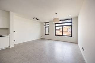 Energiezuinig nieuwbouwappartement met terras en autostaanplaats

In Hoboken bevindt zich dit moderne en energiezuinige appartement, gelegen in een recente nieuwbouw van 2024. Dankzij de kwalitatieve afwerking en duurzame technieken geniet je hier van hedendaags wooncomfort op een vlot bereikbare locatie.

Met een bewoonbare oppervlakte van 65 m² beschikt het appartement over een lichtrijke leefruimte met grote raampartijen, die naadloos overgaat in de open, volledig uitgeruste keuken met moderne toestellen en een strakke afwerking.

Het appartement beschikt over één ruime slaapkamer met aansluitend een Zuid-gericht terras. Daarnaast is er een moderne badkamer met alle hedendaagse comfort, een apart gastentoilet en een praktische berging.

Als BEN-appartement (Bijna-EnergieNeutraal) staat deze woning garant voor een bijzonder laag energieverbruik. Dankzij de aanwezigheid van zonnepanelen en vloerverwarming op basis van een warmtepomp woon je hier comfortabel en duurzaam.

Een enorm pluspunt is de autostaanplaats. Deze is aan te kopen voor €27.000.

Kortom, een instapklaar en duurzaam appartement, ideaal voor wie comfortabel en energiezuinig wil wonen. Contacteer ons voor een bezoek!