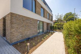 Luxueuze appartementen in een tijdloze architectuur<br /><br />Residentie Gouwberg omvat 6 trendy appartementen (75m² - 92m²) met mooie zuid georiënteerde tuinen/terrassen. Private bergingen in de kelder. De tijdloze architectuur is van de hand van Christophe Baetens architecten. Een subtiel lijnenspel en een schitterende combinatie van verschillende gevelmaterialen typeren de stijlvolle gevel. Talrijke hoge ramen zorgen voor de gewenste natuurlijke lichtinval.<br /><br />Van bij het ontwerp werd grote aandacht besteed aan het binnenklimaat en leef-comfort, zowel thermisch als akoestisch: vloerverwarming- en koeling op basis van een lucht-waterwarmtepomp, ventilatie C+ met smartzones en zonnepanelen zorgen mee voor het super gunstige E-peil (max. E20).<br /><br />Achteraan op het perceel, voorbij de gemeenschappelijke tuin, bevinden zich 6 autostaanplaatsen en een fietsenberging. <br /><br />De verkoop geschiedt onder BTW op de constructies (aankoop aan 6% BTW mogelijk, vraag naar de voorwaarden) en registratierechten op grondaandeel! Voor meer info of een bezichtiging ter plaatse, contacteer Karin 0486/97 84 27 of karin@reds.be.