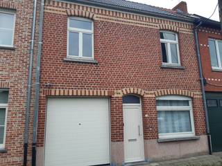 Achter deze fraaie gevel bevindt zich deze praktische, en technisch degelijke, woning.De voordeur sluit aan op een handig sas, in connectie met de...