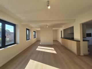 <p><span>Bent u op zoek naar een ruim en energiezuinig appartement op een uitstekende locatie? Dit prachtige triplex appartement, gelegen in het centrum van Wetteren, biedt tal van mogelijkheden. Dankzij de indeling is het pand niet alleen ideaal als gezinswoning, maar ook perfect voor wie wonen en werken wil combineren. De ruime gelijkvloerse verdieping kan bijvoorbeeld ingericht worden als praktijkruimte, bureau, speelkamer of polyvalente ruimte.</span></p><p><span>Via de inkomdeur betreedt u onmiddellijk de ruime gelijkvloerse ruimte, die volledig naar eigen wens kan worden ingevuld. Vervolgens brengt de trap u naar de eerste verdieping, waar u wordt verwelkomd in een inkomhal met een apart gastentoilet en lavabo. Hier bevindt zich ook de bijzonder ruime en lichtrijke leefruimte met een volledig uitgeruste open keuken. Aansluitend aan de keuken vindt u een aangenaam terras waar u in alle rust kunt genieten.</span></p><p><span>Op de tweede verdieping bevinden zich drie volwaardige slaapkamers en een moderne badkamer, uitgerust met een inloopdouche, een lavabo met badkamermeubel en een tweede toilet.</span></p><p><span> </span></p><p><span>Troeven van dit appartement:</span></p><p><span> </span></p><ul><li><span>Topligging in het centrum van Wetteren</span></li><li><span>Zeer energiezuinig</span></li><li><span>Zonnepanelen</span></li><li><span>Verwarming via warmtepomp</span></li><li><span>Onmiddellijk beschikbaar</span></li></ul><p><span> </span></p>