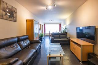 Op wandelafstand van het centrum, winkels, scholen en openbaar vervoer bevindt zich dit instapklare gelijkvloers appartement met ruim terras/tuin...