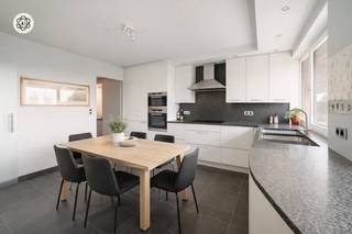 Ruim en verzorgd appartement met 3 slaapkamers, terras, garage en lift, gelegen in een aangename en vlot bereikbare omgeving. Dit...
