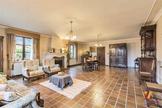 Open bebouwing voorzien van grote leefruimte met authentieke details, 4 ruime slaapkamers, extra kamer perfect voor...