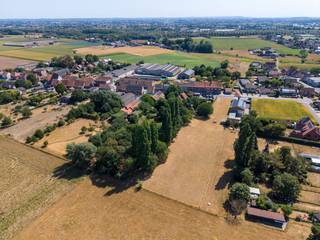 Terrain spacieux avec un caractère rural à l'arrière de la parcelle. Grâce à la largeur du terrain de 18 mètres et à la possibilité de construire une spacieuse maison familiale mitoyenne, ce terrain offre de nombreuses possibilités.<br /><br />Avec une superficie totale de pas moins de 3 247 m², vous bénéficiez également d'un espace exceptionnel et d'un environnement rural verdoyant.<br /><br />Vous rêvez de votre propre projet de construction et vous recherchez un terrain où vous pourrez réaliser vos besoins en matière de logement ? Alors ce terrain à bâtir vaut vraiment le détour !<br /><br />Vous souhaitez réaliser votre futur projet immobilier ici ? <br />N'hésitez pas à nous contacter pour plus d'informations ou une visite du site : Yoshi Vandeginste — 0474 49 50 38<br /><br /><br />Registre des mesures: en cours de demande