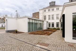 In het hart van Kortrijk vinden we deze indrukwekkende herenwoning, momenteel in gebruik als handelsruimte. Dankzij de uitstekende ligging en parkeergelegenheid voor minstens 6 wagens beschikt dit pand over een sterke commerciële troef.<br /><br />Opgetrokken in 1850, gerenoveerd in 2019, biedt het gebouw een royale bruikbare oppervlakte van 552 m². Het gelijkvloers omvat een ruime en veelzijdige handelsruimte, ideaal voor een winkel, kantoor of andere commerciële invulling.<br /><br />Op de eerste verdieping vinden we meerdere open leefruimtes, een keuken en een badkamer. Het tweede verdiep is momenteel casco en biedt samen met het eerste verdiep de mogelijkheid om een duplexappartement te creëren, perfect voor wie wonen en werken wil combineren.<br /><br />Dit karaktervol pand vormt een harmonieuze mix van authentieke elementen en een kwalitatieve, moderne renovatie. Een unieke kans in het centrum van Kortrijk!