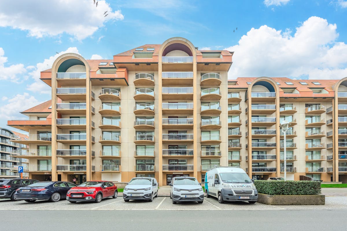 Exceptionally spacious three bedroom apartment - photo 2