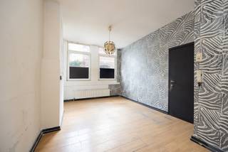 Location

This spacious property is located at Fuggerstraat 37 in Antwerp, in a central location in the north of Antwerp and within walking distance of Park Spoor Noord and the MAS. The property offers easy access to the city centre, while various amenities, shops, schools and public transport are located nearby.

Layout

The building comprises a ground floor and three upper floors, with a total living area of almost 180 m². Thanks to its current layout with four bedrooms, four bathrooms and four kitchens, the property offers a wide range of possibilities.

The building also has separate unit numbers and individual gas and electricity meters. Each floor has its own central heating boiler, further supporting the property's separate layout.

The property can be used as a spacious family home or offers potential for conversion into several separate residential units.

The property has already been thoroughly renovated, including new windows, central heating boilers and flooring. With some further finishing, this could become a particularly spacious and versatile home.

Key features

Almost 180 m² of living space

Separate gas and electricity meters

Separate central heating boilers

No mandatory renovation requirement

New windows and flooring

Electrical installation compliant

Numerous possibilities and various layout options

Immediately available following completion of the deed