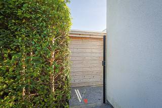 Dit comfortabele, instapklare gelijkvloerse appartement met slaapgedeelte op de eerste verdieping is absoluut een bezoek waard. Het pand dateert van 2015 en maakt deel uit van een kleinschalige residentie met slechts 5 wooneenheden.<br /><br />De ligging is ideaal: centraal in de populaire wijk 'Bosmolens' te Izegem, op een paar honderd meter van provinciaal park Wallemote. Winkels (bakker, slager, apotheek), scholen, horeca en openbaar vervoer bevinden zich allemaal in de directe omgeving.<br /><br /><strong>De indeling is als volgt:</strong>
<ul>
<li><span><strong>Gelijkvloers:</strong> Ruime inkomhal met vestiaire en gastentoilet. De lichtrijke zithoek vormt samen met de open maatwerkkeuken (volledig geïnstalleerd met hoogwaardige toestellen) het hart van het appartement. Grote glaspartijen bieden de hele dag door een mooi zicht en rechtstreekse toegang tot het terras en de tuin. Daarnaast beschikt het gelijkvloers over twee functionele bergingen.</span></li>
<li><span><strong>Verdieping:</strong> Twee volwaardige, ruime slaapkamers, een apart toilet en een eigentijdse badkamer uitgerust met een douche, ligbad en modern meubel.</span></li>
</ul>
<strong>Buitenruimte & Comfort</strong><br />De private, zonnige tuin is voorzien van een terras in blauwe hardsteen en een handige tuinberging. Via een privépoort is er bovendien een achteruitweg achterom. Als absolute troef hoort bij dit appartement een private parkeerplaats pal voor de deur.<br /><br /><strong>Technische gegevens & Troeven</strong><br /><strong>Fiche</strong>
<ul>
<li><span><strong>Bewoonbare oppervlakte:</strong> 117 m²</span></li>
<li><span><strong>Energie:</strong> EPC-label B (energiezuinig)</span></li>
<li><span><strong>Elektriciteit:</strong> Volledig conform</span></li>
<li><span><strong>Parkeren:</strong> Private staanplaats inbegrepen</span></li>
</ul>
<strong>Belangrijkste troeven:</strong>
<ul>
<li><span>✔️ <strong>Financieel aantrekkelijk:</strong> Geen syndicuskosten!</span></li>
<li><span>✔️ <strong>Topligging:</strong> Rustig doch centraal nabij alle voorzieningen en groen (Wallemote)</span></li>
<li><span>✔️ <strong>Buitenleven:</strong> Zonnige, zuidoostgerichte tuin</span></li>
<li><span>✔️ <strong>Duurzaam:</strong> Eigen regenwaterput van 7.500 liter en verwarming op aardgas (condensatieketel)</span></li>
<li><span>✔️ <strong>Praktisch:</strong> Achteruitweg via de tuinpoort en twee binnenbergingen</span></li>
<li><span>✔️ <strong>Kwaliteit:</strong> Hoogwaardige afwerking met o.a. eiken parketvloer en aluminium profielen</span></li>
<li><span>✔️ <strong>Comfort:</strong> Instapklaar en parkeren recht voor de deur</span></li>
</ul>
<br />