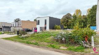 <article>
<div>
<div>
<div>
<div>
<div>
<div>
<p>Bij ImmoFusion 7/7 “open huis” : klik op onze 3D-TOUR.<br /><br /><br />In de rustige en groene Aanhofstraat in Heusden-Zolder bevindt zich deze mooie bouwgrond van 554 m², geschikt voor een halfopen bebouwing. De grond ligt in een nieuwe verkaveling en biedt achteraan een fraai uitzicht op de omliggende bossen. De ligging combineert rust en natuur met een uitstekende bereikbaarheid: de oprit van de autosnelweg E314 bevindt zich op korte afstand. De locatie is centraal gelegen tussen Heusden, Houthalen en Zonhoven, waardoor alle voorzieningen zoals winkels, scholen en recreatie makkelijk bereikbaar zijn. De omgeving is bosrijk, rustig en kindvriendelijk, ideaal voor wie op zoek is naar een aangename woonomgeving met veel groen.</p>
<p>Bouwvoorschriften</p>
<ul>
<li>
<p>Type bebouwing: halfopen bebouwing</p>
</li>
<li>
<p>Perceeloppervlakte: 554 m²</p>
</li>
</ul>
<p>Hoofdgebouw</p>
<ul>
<li>
<p>Maximale bouwdiepte gelijkvloers: 15 meter</p>
</li>
<li>
<p>Maximale bouwdiepte verdieping: 12 meter</p>
</li>
<li>
<p>Maximale bouwhoogte tot aan de kroonlijst: 6,5 meter</p>
</li>
<li>
<p>Daktype: plat dak</p>
</li>
</ul>
<p>Aanbouw</p>
<ul>
<li>
<p>Maximale bouwlaag: 1 bouwlaag</p>
</li>
<li>
<p>Maximale kroonlijsthoogte: 3,5 meter onder de kroonlijst van het hoofdgebouw</p>
</li>
<li>
<p>Daktype: plat dak</p>
</li>
</ul>
<p>Pluspunten:<br /><br />-Rustige ligging in een nieuwe verkaveling<br />-Achteraan uitzicht op een bosrijk gebied<br />-Groene en kindvriendelijke omgeving<br />-Centrale ligging tussen Heusden, Houthalen en Zonhoven<br />-Vlotte aansluiting met de autosnelweg E314<br />-Ruim perceel met mogelijkheden voor moderne architectuur<br />-Ideale combinatie van rust, natuur en bereikbaarheid<br /><br /><span>Maatregelen opgenomen in het Maatregelenregister: nee</span></p>
<p><span>Een bezichtiging ter plaatse of meer info, bel ons op 078/78.78.70, of kom gewoon binnen op ons kantoor, steeds welkom!</span></p>
</div>
</div>
</div>
</div>
<div></div>
</div>
</div>
</article>
<div></div>