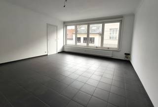 Dit appartement is gelegen op tweede verdieping van een gebouw in één van de winkelstraten van Hasselt, vlakbij de Grote Markt.Gemeenschappelijke hal...