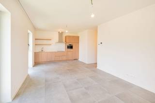<p>Ontdek dit nieuwbouwproject aan de Heizijde in Turnhout: rustig gelegen, omringd door groen en toch vlakbij alle voorzieningen. Dit moderne appartement beschikt over een zalig terras, een lichtrijke leefruimte met volledig geïnstalleerde keuken, een praktische berging, twee slaapkamers, een badkamer met inloopdouche en een apart toilet. Verder is er een ondergrondse autostaanplaats + berging voorzien, evenals een gemeenschappelijke fietsenstalling. Gemeenschappelijke provisie: €110,00 per maand (inclusief privatief verbruik verwarming). Bij interesse, vraag dan zeker uw bezoek aan via onze website.</p>