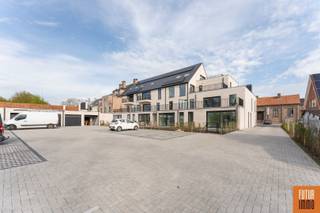 Residentie Kroonevoorde biedt dit LAATSTE tuinappartement aan in het centrum van Handzame.Hedendaags comfort en een gezellige buitenzone, dit...