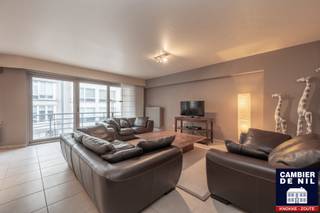 Spacious and furnished flat on the 1st floor. Located within walking distance from the sea and close to Dumortierlaan.Layout: spacious entrance hall...