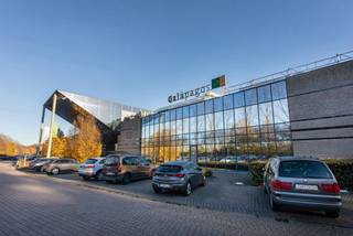Het Intercity Business Park is gelegen naast de belangrijkste verkeersader van België; de E19 Antwerpen – Brussel. Dit bedrijvenpark bestaat uit 12 kantoorgebouwen. In totaal biedt Intercity Business Park ongeveer 35.000 m² aan kantoorruimte, 9.000 m² laboratoriumfaciliteiten en 3.000 m² magazijnruimte. De naastgelegen autosnelweg E19 kan ook aan uw firma een zichtlocatie bieden.<br />Oppervlakte beschikbaar vanaf 190 m²!<br />Parking ratio: 1/45 m²<br />Archiefruimte beschikbaar: 45€/m²/jaar.