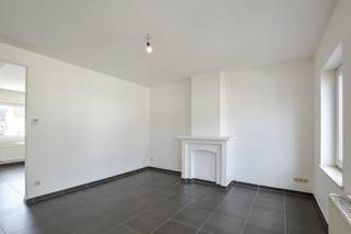 Zeer ruim duplexappartement te huur regio Oostende/Raversijde. Dit appartement bevat aparte inkom met trap naar verdiep, lichtrijke woonkamer en open ingerichte keuken. Op het 2e verdiep zijn er 2 ruime kamers, badkamer, wasruimte en zolderverdiep. Centrale verwarming op aardgas. Onmiddellijk beschikbaar. Maandelijkse huurprijs 950,00 euro/maand. EPC 396 kWh/m² (ref: OU29098).