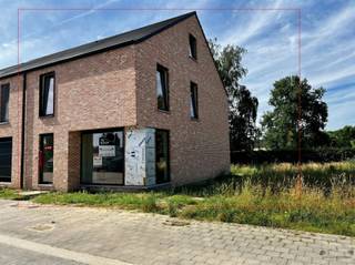 <p><span>Energiezuinige nieuwbouwwoning te Hamme</span></p><p><span> </span></p><p><span>Deze woning werd gebouwd door Qubo. Er werd, zoals steeds, gewerkt met solide en duurzame materialen van hoge kwaliteit om te voldoen aan de nieuwe energieregelgeving.</span></p><p><span>Zo is er een lucht-water warmtepomp aanwezig, alsook vloerverwarming op het gelijkvloers én verdieping.</span></p><p><span> </span></p><p><span>We vinden een inkomhal, gastentoilet, open leefruimte met eet- en zithoek, keuken en berging op het gelijkvloers.</span></p><p><span>Op de 1ste verdiepingen zijn er 3 slaapkamers, een badkamer met douche &amp; een apart toilet. De ruime zolder biedt bijkomende mogelijkheden.</span></p><p><span> </span></p><p><span>Momenteel moet de badkamer nog geplaatst worden &amp; de vloeren (uitgezonderd slaapkamers/toilet/nachthal 1ste v). </span></p><p><span>Keuken + tuin- en fietsenberging met carport zijn nog te plaatsen door de nieuwe eigenaar(s).</span></p><p><span>Prijs exclusief 21% BTW.</span></p><p><span> </span></p><p><span>Plannen ter inzage op kantoor! </span></p><p><span> </span></p><p><span>Wens je graag meer info of een afspraak?<br />Bel dan naar 052/50 50 00</span></p>