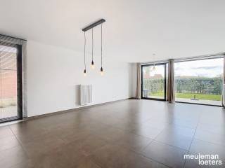 This recently built apartment is located in the Querques residence and features high-quality finishes.<br />The bright apartment offers: an entrance hall with space for a coat rack and a guest toilet, a light-filled living room with an open, fully equipped kitchen (including ceramic hob, refrigerator, oven, and double sink), and an adjoining southwest-facing garden with a terrace.  
Additionally, the apartment includes a central heating storage room, two bedrooms (one double and one single), and a bathroom with a double sink and a spacious walk-in shower.<br />The apartment is painted with a primer coat.  
A cellar storage room is included in the rental price. The building benefits from a shared bicycle storage area at the rear.  
A parking space can be rented for an additional €25 per month.  
Thanks to the new building standards, this apartment has an exceptionally energy-efficient character.