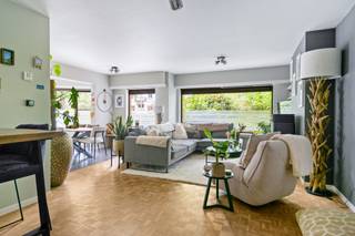 Instapklaar en stijlvol gerenoveerd gelijkvloers appartement met 2 slaapkamers, goed gelegen in het centrum van Essen. De ruime leefruimte met moderne open keuken vormt een aangenaam en praktisch geheel, ideaal voor wie comfortabel wil wonen in een eigentijdse omgeving. Met 2 slaapkamers, een verzorgde badkamer met ligbad en douchescherm, een afzonderlijk toilet, een handige berging/wasplaats en een privatieve kelderberging biedt het appartement een complete en functionele woonindeling. Dankzij de centrale ligging, op korte afstand van winkels, horeca, scholen en openbaar vervoer, is dit een interessante opportuniteit voor zowel eigen bewoning als investeerders die op zoek zijn naar een instapklaar appartement met een praktische indeling en aantrekkelijke ligging.