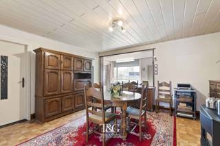 <p>Charmante en verrassend ruime woning met tuin en garage, ideaal gelegen.</p>
<p>Bij het binnenkomen is er een aparte, veelzijdige ruimte die perfect dienst kan doen als slaapkamer of bureau. Aansluitend vindt u de gezellige woonruimte met zithoek en een lichtrijke keuken die uitkijkt op de tuin. Verder beschikt het gelijkvloers over een badkamer met bad, douche en toilet, een praktische berging en een kelder.</p>
<p>Op de tussenverdieping bevindt zich een tweede slaapkamer. De eerste verdieping herbergt een ruime derde slaapkamer.</p>
<p>De zolderverdieping, bereikbaar via een vaste trap, biedt nog heel wat potentieel en kan verder ingericht worden naar eigen wensen.</p>
<p>Buiten geniet u van een aangename tuin met terras, een garage en voldoende buitenruimte om in alle rust te vertoeven.</p>