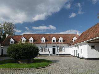 Centraal tussen Gent en Oudenaarde, proef je hier de start van de Vlaamse Ardennen: veel groen en een zacht glooiend landschap kenmerken de regio...