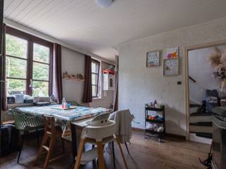 <strong>HALFVRIJSTAANDE WONING OP EEN PERCEEL VAN 5A70CA TE GENK.<br /><br />BEZOEKMOMENT <br /></strong>21/09/2026 tussen 17u00 & 19u00: graag vooraf inschrijven via info@n78vastgoed.be of 089/86.18.88. <br /><br /><strong>TROEVEN</strong><br />- Karaktervolle woning met bijzonder veel potentieel, gelegen in de historische omgeving van Waterschei en geschikt voor wie op zoek is naar een renovatieproject met mogelijkheden.<br />- Interessant renovatiepand voor handige kopers, verbouwers of investeerders die de woning volledig naar eigen smaak en behoeften willen moderniseren.<br />- Ruim woonvolume verdeeld over meerdere niveaus, met een woonkamer, keuken, badkamer, meerdere slaapkamers en bijkomende zolderruimtes. De aanwezige ruimtes bieden bovendien mogelijkheden om de indeling naar eigen wensen te optimaliseren.<br />- Aangebouwd gedeelte met extra leefruimte, bestaande uit een woonkamer, slaapgedeelte, badkamer, toilet en bergkast met boiler. Een interessante meerwaarde voor wie nood heeft aan extra woon-, hobby- of werkruimte.<br />- Veel extra bergruimte, dankzij de kelder, verschillende zolderruimtes en het ruime tuinhuis van maar liefst 20 m².<br />- Aangename buitenmogelijkheden met een overdekt terras en buitenruimte, waardoor ook het potentieel van de tuin optimaal kan worden benut.<br /><br /><strong>KELDERVERDIEPING</strong><br />Kelderruimte (2,96m x 4,23m = 12,52 m²).<br /><br /><strong>GELIJKVLOERS</strong><br />- Woonkamer (3,28m x 4,29m) + (3,01m x 4,29m) +(1,15m x 1,49m) = 28,70 m²): laminaat, pelletkachel, houtkachel, digitale meter, zekeringenkast.<br />- Keuken (3,48m x 2,49m = 8,67 m²): tegelvloer, pompten, gasvuur.<br />- Badkamer (2,84m x 2,39m = 6,79 m²): toilet, enkele lavabo verwarming elektrisch, bad.<br /><br /><strong>VERDIEPING +01</strong><br />- Overloop / trap (0,87m x 1,08m)+ (0,87m x 3,29m)= 3,80 m².<br />- Zolderruimte (6,66m x 2,28m = 15,18 m² ): toegankelijk via deur.<br />- Slaapkamer 1 (4,29m x 3,28m = 14,07 m²): laminaat.<br />- Slaapkamer 2 (3,18m x 4,29m = 13,64 m²): laminaat.<br /><br /><strong>VERDIEPING +02 (vaste trap)<br /></strong>- Overloop ( 4,39m x 1,90m m = 8,34 m² ): houten vloer.<br />- Zolderruimte / slaapkamer (3,09x 4,34m = 13,41 m²): houten vloer, muur bekleed met hout.<br />- Zolderruimte ( 2,34m x 4,11m = 9,62 m²): houten vloer.<br /><br /><strong>EXTERIEUR</strong><br />- Overdekt terras (6,76m x 2,74m = 18,52 m²): tegelvloer.<br />- Tuinhuis (5,00m x 4,00m = 20,00m²).<br /><br /><strong>AANBOUW</strong><br />- Woonkamer (5,00m x 4,40m = 22,00 m²): vloertegel.<br />- Slaapgedeelte (1,79m x 1,90m = 3,40 m²): vloertegel.<br />- Bergkast (1,17m x 1,26m= 1,47 m²): boiler.<br />- Badkamer (1,70m x 1,62m = 2,75 m²): douche, enkele lavabo vloertegel.<br />- Toilet (1,44m x 1,40m = 2,02 m²): vloertegel.<br /><br /><strong>EXTRA INFORMATIE</strong><br />Dit pand kan onderhevig zijn aan de renovatieverplichting die door de Vlaamse overheid wordt opgelegd voor residentiële gebouwen. Alle informatie kunt u terugvinden via https://www.vlaanderen.be/een-woning-kopen/renovatieverplichting-voor-residentiele-gebouwen-vanaf-2023. Erfgoedeigendom met een beschermd statuut, waar karakter, geschiedenis en charme samenkomen. Naast de unieke architecturale en historische waarde kan het beschermingsstatuut een uitzondering op de Vlaamse renovatieverplichting met zich meebrengen, wat een belangrijk voordeel kan betekenen voor de koper.<br /><br />Bekijkt u deze advertentie via een aanverwante vastgoedsite, surf dan zeker naar onze website www.N78vastgoed.be voor een uitgebreide beschrijving en foto's. Meer info: +32 (0)89 86 18 88 of info@N78vastgoed.be.