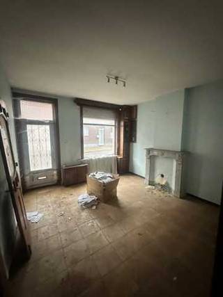 Bent u op zoek naar een betaalbare woning die u volledig naar uw eigen smaak kunt renoveren? Dan is deze rijwoning in het hart van Onkerzele precies wat u zoekt. Deze charmante gezinswoning biedt een solide basis, verrassend veel ruimte en tal van mogelijkheden voor verbouwing en uitbreiding<br /><br />Indeling van de woning:<br />Op het gelijkvloers vindt u:<br />- een voorplaats die perfect dienst kan doen als bureau, zithoek<br />- een zitplaats/leefruimte met authentieke elementen<br />- een keuken met zicht op koer<br />- een koer die toegang geeft tot een hoog en groot bijgebouw - ideaal als atelier, opslag, hobbyruimte of toekomstige uitbreiding<br /><br />Op de eerste verdieping:<br />- twee volwaardige kamers<br /><br />De vaste trap naar boven brengt u naar een ruime zolder, waar u eventueel extra kamers of een master bedroom kunt creêeren.<br /><br />Troeven van de woning:<br />- rustige ligging in Onkerzele<br />- verrassend grote ruimtes en vele uitbreidingsmogelijkheden<br />- ideaal voor wie op zoek is naar een project om volledig te renoveren<br />- interessant voor investeerders, starters of handige kopers