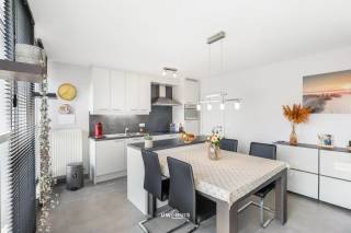 Bent u op zoek naar een instapklaar appartement met een uitstekende ligging? Dan is dit verzorgde appartement in Bornem zeker een bezoek waard.<br /><br />Bij het binnenkomen wordt u verwelkomd in een lichtrijke leefruimte die aansluit op de keuken en uitgeeft op een aangenaam terras. Hier kunt u in alle rust genieten van een kop koffie, een gezellige maaltijd of een ontspannend moment in de buitenlucht.<br /><br />Het appartement beschikt over twee volwaardige slaapkamers, waardoor het perfect geschikt is voor een koppel, een jong gezin of wie een extra kamer wenst als bureau of hobbyruimte. De badkamer is praktisch ingericht en het appartement verkeert in een verzorgde staat, zodat u er meteen uw intrek kunt nemen.<br /><br />Een belangrijke troef is het energiezuinige EPC-label A, wat garant staat voor een laag energieverbruik en een hoog wooncomfort.<br /><br />De centrale ligging is een absolute meerwaarde. Winkels, scholen, openbaar vervoer en het centrum van Bornem bevinden zich op korte afstand. Bovendien geniet u van een vlotte verbinding naar de omliggende gemeenten en belangrijke invalswegen.<br />De ligging is een absolute troef. U woont op wandel- en fietsafstand van winkels, scholen, openbaar vervoer en het centrum van Bornem. Bovendien geniet u van een vlotte verbinding naar de omliggende gemeenten en belangrijke invalswegen.<br /><br />Kortom, dit appartement combineert comfort, een praktische indeling en een uitstekende ligging. Ideaal als eigen woonst of als interessante investering.<br /><br />Het is mogelijk om apart een garage bij aan te kopen.<br /><br />Interesse? Neem gerust contact met ons op voor meer informatie of plan snel uw bezoek.