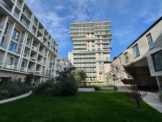 Prachtig gelijkvloers nieuwbouwappartement met zijdelings zeezicht, twee slaapkamers en twee terrassen, gelegen op toplocatie nabij de...