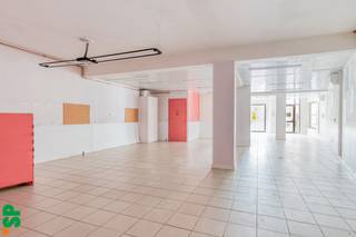 Multifunctioneel handelspand met garage. <br /><br />Ideaal gelegen handelspand vlakbij de markt en de winkelstraat van Geel met een vlotte verbinding naar de invalswegen. Het pand heeft volgende indeling: winkelruimte met groot etalagevenster, bijkeuken en apart toilet. <br /><br />EPC: label B<br /><br />Meteen achter het handelspand bevindt zich nog een garage die ook bij aan te kopen is voor 25.000 EURO. <br /><br />Voor bijkomende informatie of een bezoek ter plaatse kan u steeds contact opnemen met Immo SP op 014 59 10 20 of via info@immosp.be.