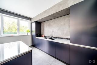 <p><span>We Invest heeft het genoegen u deze prachtige halfopen bebouwing voor te stellen, gelegen in Grimbergen, in een rustige en aangename woonwijk.</span><br /><span>Grimbergen is het ideale compromis tussen een chique, veilige en groene omgeving en de onmiddellijke nabijheid van Brussel en/of de luchthaven (±15–20 min).</span></p>
<p><span>De woning is gelegen in een doodlopende straat en geniet van alle comfort van een recente bouw (2019).</span><br /><span>Het pand is als volgt ingedeeld: inkomhal, apart toilet, woonkamer, eetkamer, volledig uitgeruste hightech keuken, toegang tot terras/tuin met zuidwestelijke oriëntatie.</span><br /><span>Meerdere parkeerplaatsen en een afgesloten garagebox vervolledigen dit niveau.</span></p>
<p><span>Op de eerste verdieping bevinden zich twee mooie slaapkamers (±17 m² en ±21 m²), een douchekamer, evenals een dressing.</span><br /><span>Op de tweede en laatste verdieping is de zolder (±34 m²) ingericht als master suite en technische ruimte.</span></p>
<p><span>De technische installaties zijn conform.</span><br /><span>EPC A met 62 kWh/m².jaar en conforme elektriciteit.</span><br /><span>Verkoop onder het stelsel van registratierechten – 2% onder voorwaarden.</span></p>