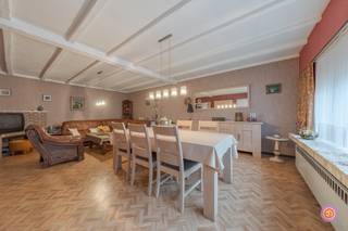 <p>Vandaag nemen we je mee naar deze zeer ruime woning met enorm veel potentieel gelegen in Wintam op een rustige locatie, op enkele minuten van de dijk.<br /><br />We komen binnen via de inkomhal die toegang geeft tot de aangename en lichtrijke leefruimte, met aansluitend de geïnstalleerde, ruime keuken. De keuken werd reeds vernieuwd in 2007. Verder vinden we op het gelijkvloers nog een gastentoilet en een praktische berging waar zich de aansluiting bevindt voor was- en droogmachine.<br /><br />De prachtige trap brengt ons naar de eerste verdieping, waar zich drie slaapkamers en een badkamer bevinden, waarvan één zeer ruime slaapkamer. <br /><br />Via de uitschuifbare trap bereiken we de zolder die momenteel dienst doet als opbergruimte. De mogelijkheid bestaat om een vaste trap te plaatsen in de ruime nachthal en deze ruimte af te werken tot slaapkamer.<br /><br />Als extra troef hebben we een gezellige tuin met terras. <br />Tevens kan je de tuin betreden via de zijingang van de woning en beschikt de woning over een oprit.<br /><br />Vanop de eerste verdieping heb je een prachtig groen uitzicht.<br /><br />Heb je interesse in deze woning met veel potentieel?<br />Neem gerust contact op via roy@julimmo.be of 0498 62 74 71.</p>