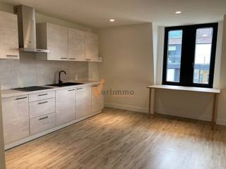 Welkom in deze studio gelegen in het hart van Brasschaat! De studio ( 47m²) beschikt over een moderne, volledig uitgeruste open keuken met stijlvolle...
