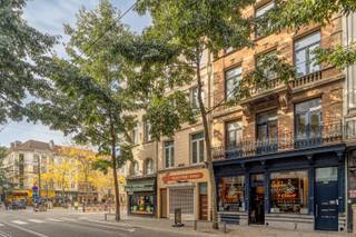 Gelegen in de levendige Nationalestraat, op wandelafstand van het historische stadscentrum, tal van winkels, openbaar vervoer en de trendy wijk ’t Zuid, bevindt zich dit karaktervolle gebouw met renovatiepotentieel. De ligging is ideaal voor wie op zoek is naar een interessante investeringsopportuniteit in het hart van Antwerpen.<br /><br />Indeling van het gebouw:<br /><br />Kelder: ca. 30 m²<br />Gelijkvloers: ca. 50 m²<br />1e verdieping: ca. 46 m²<br />2e verdieping: ca. 46 m²<br />3e verdieping: ca. 46 m²<br />Zolderruimte: ca. 35 m²<br /><br />Voor dit pand bestaat een vermoeden van vergunning voor een winkelruimte met twee woonentiteiten.<br />Dit opbrengsteigendom biedt tal van mogelijkheden na renovatie, zowel voor wie wil verhuren als voor gemengd gebruik (commercieel + residentieel).