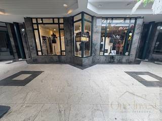 Te huur: mooie, instapklare kledingwinkel in het centrum van Lommel. De winkel is volledig ingericht met paskamers, rekken, toonbank en verlichting – klaar om meteen in gebruik te nemen.<br />Er is een privéparkeerplaats in de kelder inbegrepen, samen met een aparte berging, ideaal voor voorraad of extra opslag.<br /><br />Enkele kenmerken:<br />Volledig ingerichte winkelruimte<br />Gelegen in het centrum, met veel voorbijgangers<br />Privéparkeerplaats in de kelder<br />Aparte berging inbegrepen<br /><br />Interesse? Neem gerust contact op voor meer info of een bezichtiging.
