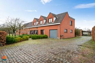Op een uitstekende locatie te Schilde bevindt zich deze te renoveren landbouwwoning met 4 slaapkamers, inpandige garage en aanhorigheden op een fantastisch perceel van maar liefst 3000 m². U geniet hier van een uitstekende bereikbaarheid door de aanwezigheid van belangrijke invalswegen, toch vlakbij het centrum met winkels, scholen en het openbaar vervoer.<br /><br />We betreden de woning via de inkomhal met apart gastentoilet. De leefruimte geniet van een mooie lichtinval door de vele raampartijen en kan u inrichten met een aparte eetplaats en een gezellige zithoek. Vanuit de leefruimte betreden we de keuken, waarlangs we vervolgens de veranda bereiken. Aansluitend bevindt zich een badkamer met ligbad en toilet. Het gelijkvloers beschikt verder nog over een inpandige garage. De nachthal op de eerste verdieping geeft ons toegang tot 4 slaapkamers en een badkamer met lavabo, toilet en ligbad. Tenslotte is deze woning voorzien van een kelder en een opbergzolder. In de royale tuin en op het prachtig perceel kan u in alle rust genieten van de groene omgeving en het mooie weer. <br />Langs de woning biedt de ruime schuur nog extra mogelijkheden.<br /><br />U bent verplicht om deze woning binnen de 6 jaar na aankoop grondig energetisch te renoveren tot minimum EPC-label D.<br />Het perceel heeft een indrukwekkende breedte van ca. 60 meter en een diepte van ongeveer 50 meter<br /><br />Dit is een uitstekende opportuniteit als u op zoek bent naar een woning gelegen op een uniek perceel van 3000 m². Contacteer ons voor meer informatie op 0479 13 63 69 of via info@boonstravastgoed.be<br /><br />Bijzonderheden:<br />- 4 slaapkamers<br />- Veel mogelijkheden<br />- Fantastisch perceel (3000 m²)