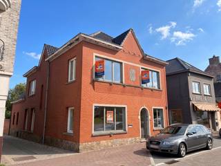 🏡 Karaktervolle gezinswoning met bijna 300m² bewoonbare oppervlakte ideal voor zelfstandige activiteit! Unieke zichtbare ligging rechtover de Burcht. Alle faciliteiten op wandelafstand. Vele ramen zorgen voor een lichtrijk geheel met + op de verdieping 5 ruime slaapkamers en badkamer. De zolder heeft een mooie nokhoogte en biedt uitbreidingsmogelijkheden. De leuke tuin met nieuw terras is een zeldzame troef met extra toegang via achterliggende straat!<br />Mits de nodige opfris- en renovatiewerken een pareltje! <br />Op JUNOvastgoed.be kan u meer informatie vinden en bijkomende documenten downloaden! Dit pand kan onderhevig zijn aan de renovatieverplichting. Meer info op https://www.vlaanderen.be/bouwen-wonen-en-energie/bouwen-en-verbouwen/renovatieverplichting-voor-nieuwe-eigenaars
