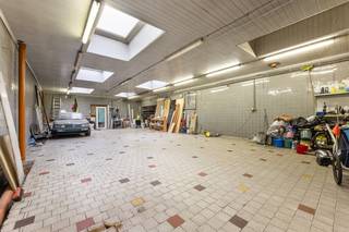 <p><span> </span></p><p><span>Looking for a property with mass’s of space as well as possibilities? This versatile building combines a huge warehouse with multiple residential units in a prime location near the Rivierenhof. Ideal for those who want to combine living and working, or for investors aiming for returns. </span></p><p><span> </span></p><p><span>Living, working or investing</span></p><p><span>According to the latest licensed plans, it involves two apartments, a retail space and a warehouse. Today the ground floor is partly used as an apartment (rented at €1000/month) and there is a spacious warehouse, accessible through a large garage door. </span></p><p><span>The building breathes history – once it served as a meat factory – and you can feel it in the impressive volumes and robust structure. The warehouse extends over a huge area, with several workshops, open spaces and storage areas. Perfect for self-employment, storage, workshops or redevelopment.</span></p><p><span>In addition to the warehouse, the ground floor includes an office, kitchen, sanitary facilities and several multipurpose rooms. </span></p><p><span> </span></p><p><span>Apartments with potential</span></p><p><span>On the second floor, there are two separate entities:</span></p><p><span>At the rear is a studio with an adjacent apartment, currently rented at €500/month.</span></p><p><span>At the front is a spacious apartment of about 100 m² with large terrace. This unit is vacant and needs further finishing – a great opportunity to finalize to your own taste.</span></p><p><span>On the second floor is a ready to move in apartment of approx. 70 m², with living space, kitchen, bedroom and bathroom. Ideal as an additional rental unit or for own occupation.</span></p><p><span> </span></p><p><span>Large warehouse with endless possibilities</span></p><p><span>The absolute showpiece is without a doubt the huge warehouse on the ground floor. The high ceilings, wide spans and large garage door make loading and unloading particularly easy. This volume lends itself perfectly to storage, production, creative interpretation or a combination of living and working under one roof.</span></p><p><span>Thanks to its solid structure and surface area, this property offers numerous redevelopment possibilities, always within the applicable urban development regulations.</span></p><p><span> </span></p><p><span>Green and central in Deurne South</span></p><p><span>You are in a good location here in Deurne-Zuid, near the Rivierenhof. Stores, public transport and approach roads are a short distance away. A strategic location for both residential and professional use.</span></p><p><span>The combination of accessibility, space and layout makes this property particularly interesting for investors, entrepreneurs or large families looking for a lot of space.</span></p><p><span> </span></p><p><span>Advantages</span></p><p><span>multifunctional building; combination of living and working possible; roof insulation; top location in Deurne-South; near Rivierenhof </span></p><p><span> </span></p>
