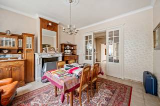 In het centrum van Opwijk bevindt zich deze karaktervolle halfopen bebouwing op een perceel van 4a77ca. De authentieke gevel, hoge plafonds en behouden originele elementen geven de woning een unieke uitstraling, terwijl de ruime indeling heel wat mogelijkheden biedt.<br /><br />De woning beschikt over een royale leefruimte met karaktervolle dubbele deur en een ruime keuken. Met maar liefst 4 à 5 slaapkamers is er voldoende plaats voor een groot gezin, een thuiskantoor of hobbyruimte. Ook een badkamer op de verdieping behoort tot de mogelijkheden. Verder zijn reeds dubbele beglazing en verwarming op aardgas aanwezig. Het balkon vormt een leuke extra.<br /><br />Ook de ruimte naast de woning biedt een interessante opportuniteit. Je kan ervoor kiezen om deze zone te behouden en in te richten als ruime oprit met meerdere staanplaatsen, óf het potentieel als afzonderlijke bouwgrond te benutten. Momenteel loopt hiervoor een verkavelingsaanvraag met het oog op het creëren van een bouwgrond voor een gesloten bebouwing.<br /><br />Dankzij de centrale ligging bevinden winkels, scholen, horeca, openbaar vervoer en andere dagelijkse voorzieningen zich vlakbij.<br /><br />Een karaktervolle woning met ruimte, authenticiteit én verschillende toekomstmogelijkheden op een centrale locatie in Opwijk.<br /><br />Meer info: arno@woonvast.be of 0478 44 20 90