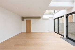 <h3><span>VEELZIJDIGE GERENOVEERDE WONING MET 3 SLAAPKAMERS EN TWEEDE WOONENTITEIT</span></h3>
<p><span>Wonen met meerdere generaties onder één dak? Een zelfstandige activiteit combineren met uw privéwoning? Een volwaardig thuiskantoor creëren zonder werk en privé door elkaar te laten lopen? Aan het Binnenpad in Stabroek biedt deze in </span><strong><span>2019 grondig gerenoveerde woning</span></strong><span> mogelijkheden die u bij een klassieke gezinswoning zelden aantreft.</span></p>
<p><span>De grote troef is de combinatie van een ruime hoofdwoning met een </span><strong><span>afzonderlijke tweede woonentiteit</span></strong><span>. Samen beschikt het eigendom over maar liefst </span><strong><span>5 slaapkamers en 3 badkamers</span></strong><span>. </span></p>
<h3><span>HOOFDWONING</span></h3>
<p><span>Via de inkomhal betreedt u de woning. De ruime leefruimte geniet van veel natuurlijke lichtinval en vormt het centrale hart van de woning.</span></p>
<p><span>Op het gelijkvloers bevindt zich reeds een eerste slaapkamer met aansluitende douchekamer, ideaal voor wie gelijkvloers wil slapen of extra privacy wenst. Een afzonderlijk gastentoilet en een aparte wasplaats/bergruimte vervolledigt deze verdieping.</span></p>
<p><span>Op de eerste verdieping bevinden zich nog </span><strong><span>2 slaapkamers en een tweede badkamer</span></strong><span>. De hoofdwoning telt daarmee 3 slaapkamers en 2 badkamers. </span></p>
<p><span>Daarnaast is er een kelder aanwezig.</span></p>
<h3><span>KEUKEN </span></h3>
<p><span>Ter hoogte van de keuken werd een </span><strong><span>zwamaantasting</span></strong><span> vastgesteld. De keuken is momenteel verwijderd.</span></p>
<p><span>De eigenaar heeft bewust gekozen om de aantasting niet achter een nieuwe keuken of afwerking te verbergen. De situatie wordt volledig transparant aangeboden en er werd reeds een gespecialiseerde offerte opgesteld.</span></p>
<p><span>Deze voorziet onder meer het verwijderen van de zwam en zwamdraden, aangetast hout, vloer en plinten, plaatselijk pleisterwerk en een behandeling van het resterende hout en metselwerk. De offerte bedraagt </span><strong><span>€ 3.260 excl. btw</span></strong><span> en kan door kandidaat-kopers worden ingekeken. </span></p>
<p><span>Na behandeling kan de koper de keuken volledig volgens eigen smaak en budget inrichten.</span></p>
<h3><span>TWEEDE WOONENTITEIT: WONEN ÉN WERKEN</span></h3>
<p><span>Achteraan bevindt zich een afzonderlijke woonentiteit met </span><strong><span>eigen leefruimte, open keuken, badkamer en 2 slaapkamers</span></strong><span>. </span></p>
<p><span>Net deze indeling maakt het pand bijzonder interessant voor uiteenlopende woon- en werksituaties. Denk aan kangoeroewonen of mantelzorg, een eigen plek voor oudere kinderen, een gastenverblijf of een royaal thuiskantoor.</span></p>
<p><span>Ook voor een zelfstandige of beoefenaar van een vrij beroep kan de afzonderlijke entiteit mogelijkheden bieden als kantoor, gespreksruimte of werkruimte, terwijl het privéleven in de hoofdwoning gescheiden blijft.*</span></p>
<h3><span>TECHNISCH</span></h3>
<p><span>De woning beschikt over</span><span> centrale verwarming op aardgas via een condenserende ketel. </span></p>
<p><span>De elektrische installatie is </span><strong><span>conform gekeurd</span></strong><span>. </span></p>
<p><span>Een eigendom voor wie niet alleen vierkante meters zoekt, maar vooral </span><strong><span>ruimte, flexibiliteit en mogelijkheden</span></strong><span>.</span></p>
<p><strong><span>Meer informatie of een bezoek? Contacteer Immo Point Noordrand via 03 535 12 75.</span></strong></p>
<p><span>*</span><span>Professioneel gebruik steeds onder voorbehoud van de toepasselijke stedenbouwkundige voorschriften en eventuele vergunningen.</span></p>
<p>BEWOONBARE OPPERVLAKTE: Berekend op de buitenmaten van de bouwplannen.</p>