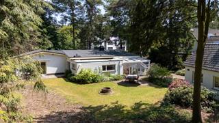 <strong>Deze goed onderhouden vrijstaande woning met garage is fraai gelegen in een bosrijke en rustige villawijk nabij de Nederlandse grens.<br />De woning beschikt over o.a. 3 slaapkamers en 2 badkamers , allen op de begane grond. <br />De oppervlakte van het zuid gelegen perceel is 1.588 m² en bestaat uit een bostuin rondom en een vrijstaande garage met bergzolder achterop het perceel.<br /><br /></strong>Indeling begane grond: <br />De ruime hal geeft toegang tot de lichte woonkamer. Deze is voorzien van parketvloer en open haard. Achter de woonkamer is de serre/tuinkamer met zicht over de tuin en voorzien van schuifdeuren.<br />De keuken is gelegen aan de achterzijde van de woning en heeft fraai uitzicht over de tuin. De keuken is voorzien van diverse inbouwapparatuur.<br />Aangrenzend aan de keuken is er een praktische berging/bijkeuken waar ook de cv ketel geplaatst is ( gas -HR)<br /><br />Verder bevinden zich op de begane grond een gastentoilet en twee slaapkamers met een vernieuwde badkamer voorzien van inloopdouche en wastafelmeubel. Via een hal met op maat gemaakte kasten is de grootste en derde slaapkamer te bereiken. Deze kamer ligt aan de achterzijde en heeft een schuifdeur naar de tuin. Deze kamer heeft een eigen ruime badkamer voorzien van ligbad, douche, wastafel en toilet.<br /><br />Garage: Vrijstaande garage, gebouwd in 1999, voorzien van praktische bergzolder en voorzien van een automatische poort. <br />De garage is voorzien van een laadpaal voor een electrische auto.<br /><br />Buitengebeuren: Privacy biedende bostuin rondom met meerdere terrassen, tuinhuis en voldoende parkeerruimte op de eigen oprit.<br /><br />Bijzonderheden: <br />- De woning is uitbebreid en verbouwd in 1990.<br />- Verwarming op aardgas ( HR ketel)<br />- Houten kozijnen met dubbel glas.<br />- Dakbedekking ( bitumen) is in 2024 vernieuwd.<br />- Spouwmuurisolatie en plafondisolatie<br />- EPC label D ( geen renovatieplicht)<br />- Goedgekeurde electriciteit<br />- Gunstige ligging nabij Nederlandse grens<strong><br /><br /></strong>