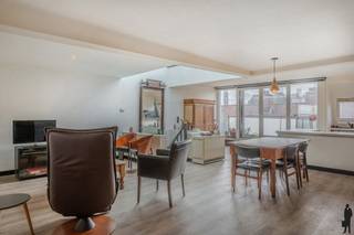 Karaktervol duplex penthouse met charmant terras in historisch AntwerpenOp de derde en vierde verdieping van een statig gebouw in art-nouveaustijl...