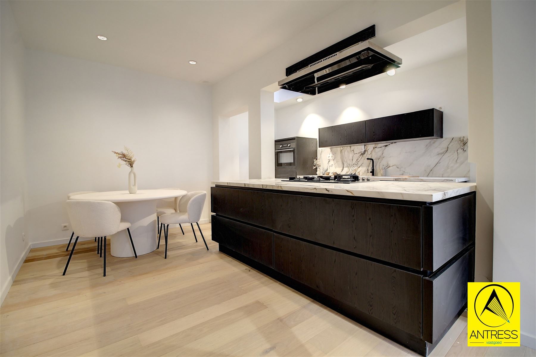 Gerenoveerde gezinswoning met 3 slaapkamers en badkamer op rustige ligging! - foto 5