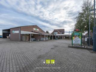<p><strong>WINKEL (438²) MET LOODS (300M²) EN WONING (218M²) TE KINROOI.</strong><br /><br /><strong>TROEVEN</strong><br />- Combinatie handel & wonen.<br />- Gunstige commerciële ligging. <br />- Ruime woning met 3 slaapkamers en recent gerenoveerde keuken en wasplaats.<br />- 252 Zonnepanelen.<br /><br /><strong><span>A. WINKEL</span></strong><br />- 438m².<br />- Airco voor verwarmen en koelen.<br />- Kitchenette.<br />- Toiletten.<br /><br /><span><strong>B. LOODS<br /></strong></span>- 300m²<br /><br /><span><strong>C. WONING (218m²)</strong></span><br /><strong>KELDERVERDIEPING</strong><br />- Kelderruimte (7,65m x 2,83m =21,65m²): betonvloer.<br /><strong>GELIJKVLOERS</strong><br />- Inkomhal (3,02m x 5,00m =15,10m²): tegelvloer.<br />- Woonkamer ((4,00m x 3,50m) + (4,35m x 4,08m) + (3,23m x 2,78m) =40,72m²): kurkvloer.<br />- Keuken ((4,00m x 8,65m) + (3,11m x 2,08m) =41,07m²): onder- en bovenkasten, lades, kolomkast, inductiekookplaat, ingebouwde dampkap, oven, koelkast, vaatwasser & stoomoven, airco, tegelvloer.<br />- Toilet (1,10m x 1,00m = 1,10m²): toilet, inbouwkasten, wasbakje, tegelvloer.<br />- Wasplaats (2,53m x 4,00m =10,12m²): aansluiting wasmachine & droogkast, inbouwkasten, tegelvloer.<br />- Bureau (6,00m x 3,57m =21,42m²): inbouwkasten, vinylvloer.<br /><strong>VERDIEPING +01</strong><br />- Overloop (3,94m x 3,00m =11,82m²): inbouwkasten en ingebouwde bureau, tapijt.<br />- Badkamer (2,00m x 2,97m =5,94m²): badkamermeubel (enkele lavabo, spiegelkast, lades), aparte douche, tegelvloer.<br />- Slaapkamer 1 (4,54m x 4,05m =18,42m²): vinyl.<br />- Slaapkamer 2 (3,50m x 4,00m =14,00m²): tapijt.<br />- Slaapkamer 3 (3,18m x 5,12m =16,28m²): garderobe, airco, laminaatvloer.<br /><strong>EXTERIEUR</strong><br />- Overdekt terras.<br />- Tuinberging. <br />- Tuin.<br /><br />Bekijkt u deze advertentie via een aanverwante vastgoedsite, surf dan zeker naar onze website www.N78vastgoed.be voor een uitgebreide beschrijving en foto's. Meer info: +32 (0)89 86 18 88 of info@N78vastgoed.be.</p>